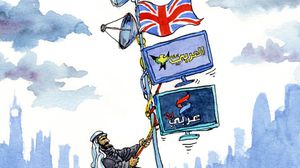 كاريكاتير للصحيفة يصور أنظمة الخليج تحاول قمع الإعلام المستقل رغم بثه من لندن- إيكونوميست