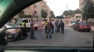 عناصر من الأمن الأردني على مدخل مؤد للسفارة الإسرائيلية- تويتر