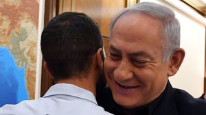 غاباي اتهم نتنياهو بأنه مهتم بأخذ الصور التذكارية على حساب المصالح السياسية لإسرائيل