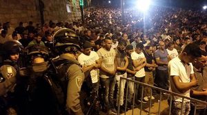 آلاف الفلسطينيين يواصلون الاعتصام في محيط الأقصى لليوم الـ11 على التوالي- ناشطون