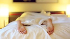 ينصح الخبراء بالنوم على الأقل 8 ساعات للبالغين- (CC0 pexels)