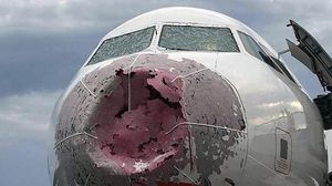 الطائرة أصيبت بأضرار كبيرة وتحطم كافة نوافذها - صحف تركية