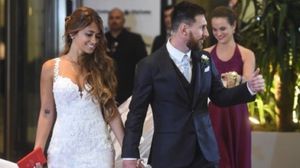 وكان ميسي وأنتونيلا روكوزو احتفلا، الجمعة، بزفافهما في أحد الفنادق المشهورة بمدينة روزاريو- فيسبوك