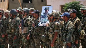 جيش النظام السوري دخل درعا ورفع العلم قرب مكتب البريد- جيتي