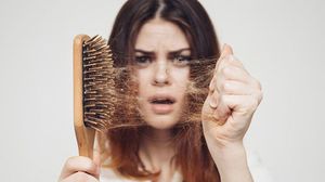قد يكون الاستخدام المفرط للمكواة والمجفف وغيرها من الأجهزة الحرارية سببا رئيسيا في إتلاف الشعر- حريت التركية