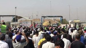 صورة تناقلها ناشطون لمتظاهرين عراقيين أمام منفذ سفوان الحدودي مع الكويت- فيسبوك