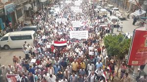 خرج الآلاف من اليمنيين مطالبين السعودية والإمارات بدعم الجيش الوطني- عربي21
