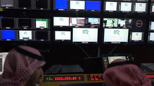 قاطع المذيع السعودي حديث الإعلامي قائلا: "نحن ما عندنا شعوب تثور، عندنا دول تدافع على حقوق شعبها"- جيتي