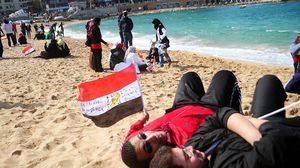 الحكومة المصرية قررت منع المصريين من ارتياد شواطئ الإسكندرية لإفساح المجال أمام السياح- جيتي 