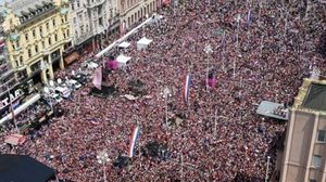 احتشد أكثر من 100 ألف شخص في الساحة الرئيسية في زغرب لمشاهدة المنتخب- فيسبوك