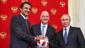 بوتين سلم راية استضافة كأس العالم لكرة القدم عام 2022 إلى أمير قطر- جيتي