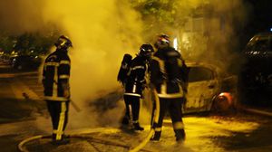 اتهمت السلطات سابقا فقراء فرنسا بإحراق السيارات- جيتي