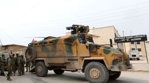الجيش التركي أرسل تعزيزات عسكرية جديدة إلى قضاء سوروج وأقجة قلعة بولاية شانلي أورفة جنوب البلاد- جيتي 
