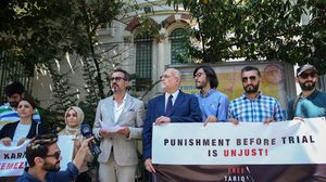 المشاركون سلموا القنصلية الفرنسية مذكرة اختجاجا على استمرار اعتقال المفكر طارق رمضان- الأناضول 
