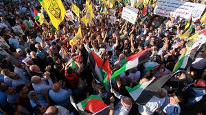 رفع المشاركون العلم الفلسطيني، وصوراً  لعباس، ولافتات تندد بمحاولات "تصفية القضية"- الأناضول