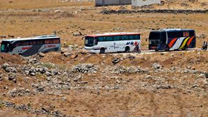 الحافلات انطلقت من القنيطرة واتجهت إلى إدلب السورية- جيتي