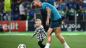لاعب ريال مدريد راموس وابنه- جيتي 