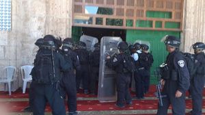 قوات الاحتلال قامت باعتلاء سطح المصلى القبلي بعدما فشلت في فتح أبواب المصلى لإخراج من بداخله من المعتكفين- فيسبوك