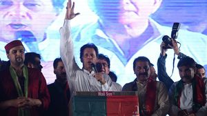 عمران خان أسس حزب حركة الإنصاف الباكستانية سنة 1996 وحصل بانتخابات 2002 على مقعد واحد- جيتي 