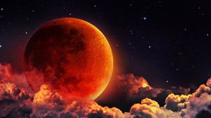 لون القمر الدامي يظهر بسبب التلوث الجوي الذي يؤثر على كمية الضوء التي تمر عبر الغلاف الجوي- أرشيفية