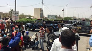 جانب من اعتصام عدد من المتظاهرين أمام مبنى محافظة البصرة- فيسوك