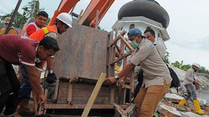 شعر السكان بالزلزال في جزيرة بالي المجاورة وهي الوجهة السياحية الأولى في إندونيسيا- جيتي