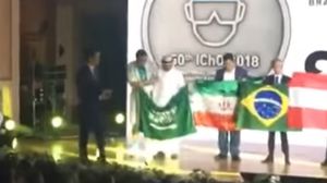 الطالب السعودي ابتعد عن العلم الإسرائيلي ووقف إلى جانب علم إيران- يوتيوب