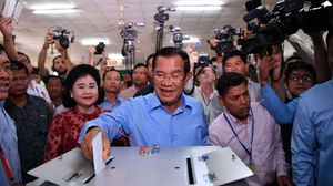 رئيس الوزراء الكمبودي هون سين يدلي بصوته خلال الانتخابات العامة- جيتي