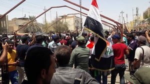 جانب من نصب خيام أمام مبنى مجلس محافظة البصرة قبل إزالتها من القوات الأمنية- فيسبوك