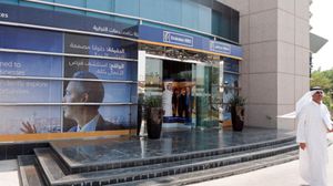 البنوك الإماراتية بدأت اعتباراً من مطلع تموز/ يوليو الجاري بتحصيل ضريبة القيمة المضافة على كافة الرسوم والخدمات المصرفية- جيتي 