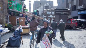  تبلغ معدلات الفقر حسب الأرقام الرسمية 32.5 بالمئة إلا أن البنك الدولي أكد في أيار/ مايو 2019 أن 60 بالمئة من سكان مصر إما فقراء أو عرضة للفقر- جيتي