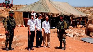 جنود الاحتلال مع مستوطنين استولوا على أراض للفلسطينيين بالضفة- جيتي
