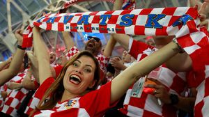 ناشطون قالوا إن المشجعة كرواتية حضرت تأهل منتخب بلادها إلى نصف نهائي كأس العالم- جيتي