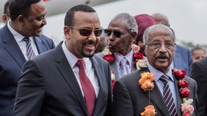 رئيس الوزراء الإثيوبي أبي أحمد يسير مع وزير خارجية إريتريا عثمان صالح محمد قبل محادثات السلام- جيتي