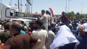  أغلق مئات المحتجين الطريق المؤدي إلى مبنى المحافظة مطالبين المياحي وأعضاء إدارته بتقديم استقالاتهم- فيسبوك