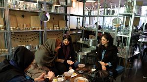 يحاول الشباب الإيراني الاستمتاع بوقتهم رغم الظروف الصعبة- جيتي