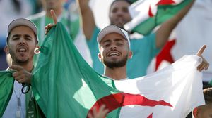 تزامن احتفال الجزائريين بتأهل منتخب بلادهم لكرة القدم إلى نهائي كأس أفريقيا مع ذكرى اليوم الوطني بفرنسا- جيتي 