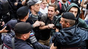 قال متحدث باسم الشرطة إنها احتجزت في وسط موسكو ما يزيد على 25 شخصا منهم بعض منظمي الاحتجاج- جيتي