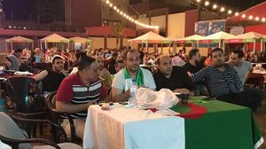 فلسطينيون في غزة يتابعون مباراة المنتخب الجزائري- تويتر