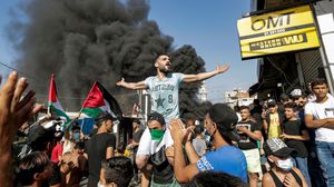 شبان فلسطينيون غاضبون من قرار وزير العمل اللبناني- جيتي