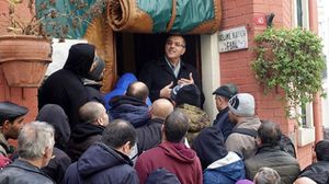 إمام المسجد يتحدث مع عدد من المحتاجين قبل تقديم خدمات رعاية لهم- تي آر تي خبر