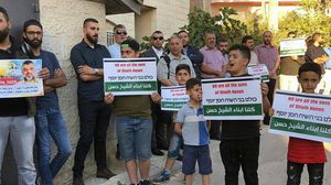 نظم فلسطينيون وقفة تضامنية مع الشيخ حسن يوسف أمام منزله بالضفة الغربية المحتلة- فيسبوك