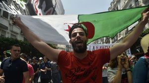 المتظاهرون الجزائريون هتفوا "الشعب يريد التتويج بكأس الحرية والعدالة"- جيتي 