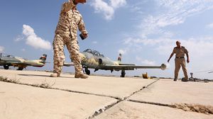 قال الناطق باسم قوات الوفاق محمد قنونو إن "الطيران الحربي الداعم لحفتر قصف منطقة بوقرين"- جيتي