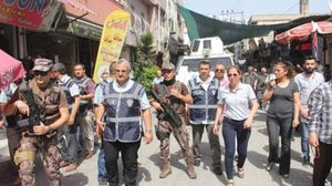 عناصر من الأمن التركي خلال حملة للتفتيش على الأجانب- الأناضول