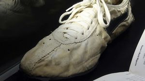 الحذاء صممه مدرب الركض المشارك في تأسيس نايكي للعدائين المشاركين بأولمبياد 1972- تويتر
