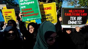 منظمات تركية نظمت الجمعة وقفة بإسطنبول دعما للسوريين ورفضا لقرار ترحيل اللاجئين- جيتي 