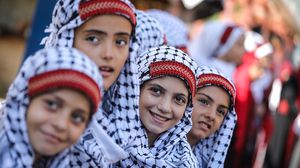 تتكون الكوفية الفلسطينية من خيوط ونقوش تحمل دلالات لتكوينها- الأناضول
