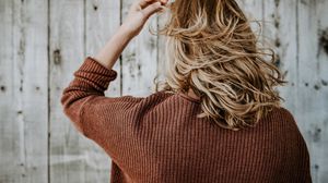 قد يتسبب التوتر والقلق في تساقط الشعر وهو أمر أكثر شيوعا عند النساء- CC0