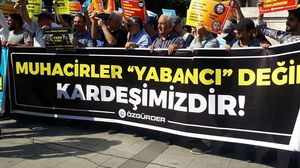 حمل المشاركون في الوقفة الاحتجاجية لافتات تضامنية مع السوريين بتركيا- الأناضول